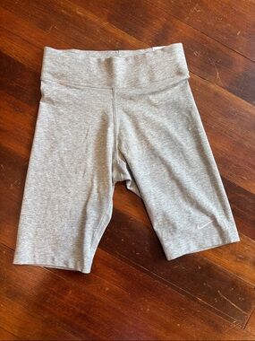 Nike Women's Light Gray Tight Fit Midrise Short Length Bike Short XS NWT